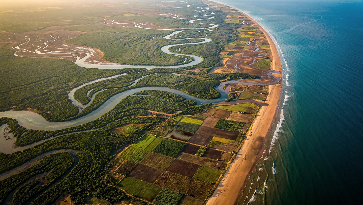 Vista aerea de zona costeira e parcelas agricolas